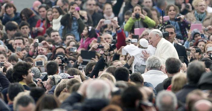piccolo papa in braccio a Papa Francesco piccolo papa in braccio a Papa Francesco